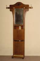 Jugendstilgarderobe, Österreich/Wien, um 1910 , Eiche zum Teil schwarz abgesetzt, umlaufend facettierter Spiegel, aufklappbares Handschuhfach, ...