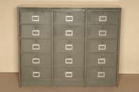Apotheker-Schrank, Frankreich, um 1930, schwere AusfÜhrung in Metall, aufklappbare FÄcher mit verchromten Beschriftungsfenstern, minimale ...