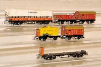 Konvolut GÜterwagen, MÄrklin, 30er/40er Jahre, Spur HO, best. aus: Planwagen Nr. 393 (Aufschrift 391), Rungenwagen Nr. 392 (Rungen fehlen), 2 x ...