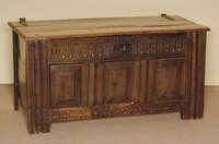 Flachdeckeltruhe, deutsch, um 1800, Eiche massiv, Front Lisenen kanneliert, 3 kassettierte FÜllungen, Boden und Schloßleiste geschuppt, ohne ...