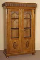 BÜcherschrank, deutsch, um 1900, Korpus Weichholz, Eiche massiv, z.T. Eichefurnier, auf KugelfÜßen, Schublade gerillt, 2-tÜrig, im Oberteil ...