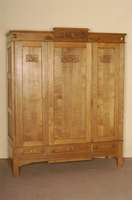 Gaderobenschrank, Flandern, um 1880, Eiche massiv, 3-tÜrig, im Oberteil mit Flachschnitzereien, Kopfleiste 4-fach gestuft, unten mit Schubladen, ...