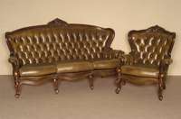 Sitzgarnitur, deutsch, um 1960, bestehend aus Sofa und 2 Sesseln, Louis-Philippe-Stil, Korpus Nußbaum massiv, gebogene Beine und RÜckenlehne mit ...