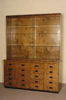 Laden- bzw. Sammlerschrank, deutsch, um 1920 , Birkefurnier, teilweise auf Vollholz gearbeitet, obere Abschlußkante Makasarfurnier, 2 ...