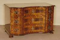Doppelt geschweifte Kommode, Barockstil, Front horizontal aufgebaut, dickes Nußbaum- bzw. Pflaumenfurnier, Bandintarsien, z.T. rhomboid ...