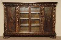 PrunkbÜcherschrank, deutsch, um 1910, Nußbaum massiv, Nußbaumfurnier, Weichholz, 4 -tÜrig, zwei davon facettiert verglast, reiche Blatt- und ...