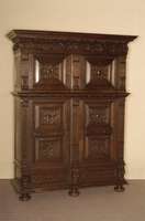Schrank, Holland, um 1870, Eiche massiv, Renaissancestil, nach altem Vorbild von 1720 gearbeitet, Unterteil mit durchlaufenden FÜßen mit ...