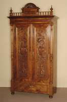 Schrank, deutsch, um 1880, GrÜnderzeit, Korpus Weichholz, Nußbaumfurnier, z.T. massiv, auf KugelfÜßen, Lisenen mit gedrechselten VollsÄulen, ...