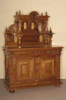 Prunkaufsatzschrank, deutsch, um 1880, GrÜnderzeit, Korpus Nußbaum massiv, z.T. furniert, auf KugelfÜßen, Lisenen gerillt, in Veluten ...