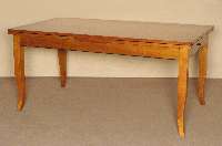 Ausziehtisch im Biedermeierstil, Kirschbaum massiv, Kirschbaumfurnier, Platte mit Faden- und Sternitarsien, sich auf den Ausziehplatten ...