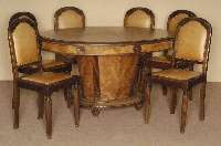 Ausziehtisch mit 6 StÜhlen, Frankreich, um 1923/25, Korpus Eiche und Weichholz, Nußbaum massiv, kaukasisch Nußbaumfurnier, doppelt bzw. 4-fach ...
