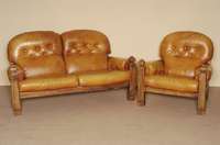 Ledergarnitur, deutsch, um 1960, bestehend aus Sofa und 2 Sesseln, Eiche massiv, RÜckenlehne verstrebt, hellbraunes Leder, mit z.T. stÄrkeren ...