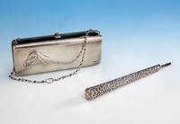 Tasche, Rußland, Moskau um 1920/25, 84er Silber, mattiert, auf Deckel Pferdekopf, innen ausgeschlagen mit grÜner Satinseide, Tragekette, ...