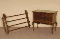 Teller- bzw. Wandboard, Friesland, um 1880, Eiche massiv, verstrebt und geschnitzt, mit HÄngevorrichtung, seitlich zwei LÖwen, seitliche Wangen ...