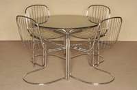Tisch und 4 StÜhle, um 1960, rundes Gestell aus Stahlrohr mit Glasplatte, StÜhle aus Stahlrohr, Sitz und RÜckenlehne verstrebt, ...