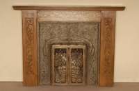 Kaminumbau, deutsch, um 1900, Jugendstil, Umbau aus Eiche massiv, dieser wohl um 1950 dazugearbeitet, gut passig, TÜren aus Messingguß, floral ...