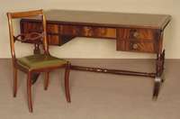 Schreibtisch, England, um 1960, Sheratonstil , Korpus Tischlerplatte, Mahagonifurnier, mit passendem Stuhl, dieser mit grÜnem Kunstlederbezug, ...