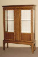 Vitrinenschrank, England, um 1890, viktorianisch, Mahagoni massiv, eckige Hochbeine, seitlich verglast, TÜrunterteile mit gespiegeltem ...