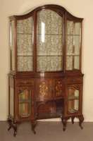 Aufsatzvitrine, England, Edwardien, Korpus Weichholz, Mahagonifurnier, mit Blumenmarketerie, 2-teiliger Korpus mit vorgerundetem Mittelteil, im ...