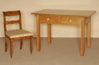 Tisch, deutsch, um 1925, Kirschbaum massiv, eckige Hochbeine, diese leicht gekehlt, 2 Schubladen, starke Arbeitsplatte, schÖnes strenges MÖbel, ...