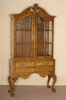Vitrinenschrank, Holland, um 1900, Korpus Eiche massiv, Wurzelnußfurnier, auf gebogenen Beinen, in Tatzen auslaufend, 3-schÜbig, Oberteil 2 ...