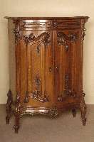 Vertiko, deutsch, um 1870, Rokokostil, Korpus Weichholz, Nußbaumfurnier, auf Rahmen gearbeitet, gespiegelt, gebogene Front und Schublade, mit ...