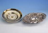 Anbietschale, Wien um 1860, 800er Silber, teilvergoldet, Breitrand: mit Rocaillen und Laubgewind, in Kartuschen Darstellung von Putten mit ...