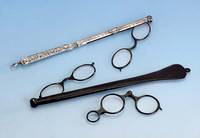 Brille, Schildpatt um 1800/1810, zusammenklappbar, orig. GlÄser, Griff min. besch., Gebr.-sp., in der Lit Ähnl. abgebil- det, selten