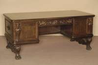 Schreibtisch bzw. Bureau plat, nach florentinischem Vorbild, Korpus Weichholz/Hartholz, kaukasisch Nußbaumfurnier z.T. gespiegelt verlegt, ...