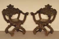 2 sogenannte Scheren- bzw. LutherstÜhle, um 1880/90, nach florentinischem Vorbild von 1590/1620, Nußbaum massiv, Flachschnitzereien aus dem ...