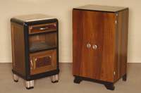 ArtDeco-Beistellschrank, Frankreich, um 1920, Eiche massiv, Nußbaum furniert, teilweise ebonisiert, einige Elemente silberfarben gefasst, Korpus ...