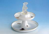 Etagere, HÖchst 2006, Porzellan, Einzelanfertigung fÜr Juwelier Friedrich Frankfurt, Darst.: Lupenmalerei mit Biene, Praline und Kuchen, Rand ...