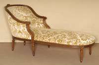 Chaiselongue, nach franzÖsischem Vorbild von 1770/80, Nußbaum massiv, Schnitzereien aus dem Vollholz AkanthusblÄtter, Rosen und gewundene ...