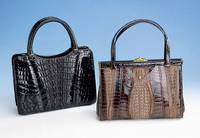 Tasche aus Alligator, dunkelbraunes Leder, Verarbeitung der besten Teile, 1 Seite mit RÜckenpanzer, LederfÜtterung, 2 Innentaschen, 1 x mit ...