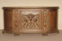 Große Anrichte, deutsch, um 1910, Eiche massiv, dreitÜrig, SeitentÜren 1/4 gebogene Form, MitteltÜr mit aufwendiger Schnitzerei aus dem vollen ...