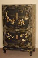 Schrank, Japan, aus altem Holz gearbeitet, Tropenholz massiv, schwarz gefaßt, Front und Seiten Darstellungen und Motive aus dem Lebensalltag, ...
