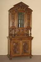 Aufsatzbuffet, Belgien, um 1900, Eiche massiv, Oberteil dreitÜrig, SeitentÜren mit floraler Schnitzerei, große MitteltÜr facettiertes ...