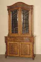 Glasaufsatzkommode, deutsch, um 1860, Korpus Weichholz, Nußbaum- bzw. Wurzelnußfurnier, zweiteilig, Oberteil mit geschwungenem Kopfteil, zwei ...