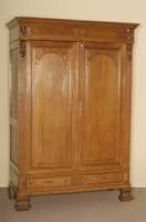 Schrank, deutsch, um 1900, Eiche massiv, zweitÜriges MÖbel, TÜrinlets mit sparsamer floraler Schnitzerei, Rahmenprofilleiste, Kopfteil zwei ...