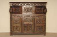 Vielzweckschrank, England, um 1900, im Stile von Tudor um 1700, Eiche massiv, Oberteil 3 -tÜrig, TÜrinlets floral geschnitzt, schmiedeeiserne ...