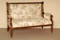 Sofa, deutsch, um 1890, GrÜnderzeit, Rahmengestell Nußbaum massiv, zwei gedrechselte VollsÄulen, sparsame florale Schnitzerei, Stoffbezug und ...