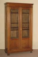 BÜcherschrank, deutsch, um 1900, Eiche massiv, auf gedrÜckten KugelfÜßen, zwei TÜren 3/4 verglast, gestufte Kranzleiste, LÄngsnutenprofil, ...