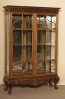 Prunkvitrine, deutsch, um 1900, Korpus Nußbaum massiv, z.T. furniert, gebogene Beine, in Tatzen auslaufend, 2 TÜren verglast und versprosst, ...