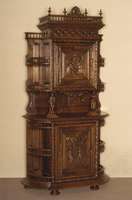 Aufsatzschrank, Frankreich, um 1880, Kastanienholz massiv, auf KugelfÜßen, seitlich mit volkstÜmlichen Darstellungen, Oberteil getragen von aus ...