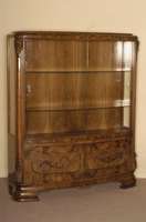 Vitrine, deutsch, um 1920, ArtDeco, Korpus Weichholz, Nußbaumfurnier, z.T. Wurzelnußfurnier, gebogene Front, FÜllungen mit aufgesetzten ...
