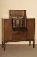 Sideboard mit Schreibfach, England, um 1920, ArtDeco, Eiche massiv, Eichefurnier, Schreibklappe innen mit Makasarfurnier, Innenleben mit 1 ...
