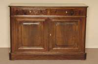 Halbschrank, deutsch/wohl Pfalz, um 1900, Korpus Weichholz, Nußbaumfurnier, abgeschrÄgte Ecken, kassettierte FÜllungen, unter der Platte 2 ...