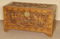 Truhe, wohl Indonesien, um 1920/30, Teakholz massiv, FÜße treppenfÖrmig aufgebaut, geschnitzt mit BlÄttermotiv, Front reichlich geschnitzt, ...