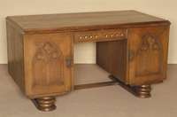 Schreibtisch, deutsch, um 1910, gothischer Stil, Korpus Weichholz, Eiche massiv, z.T. Eichefurnier, 2-tÜrig, FÜllungen in Kirchenfensterform, in ...