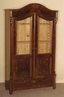 BÜcherschrank, deutsch, um 1870, Louis -Philippe, Korpus Weichholz, Nußbaumfurnier, mit Schublade, 2 TÜren verglast, abgeschrÄgte Ecken, in ...